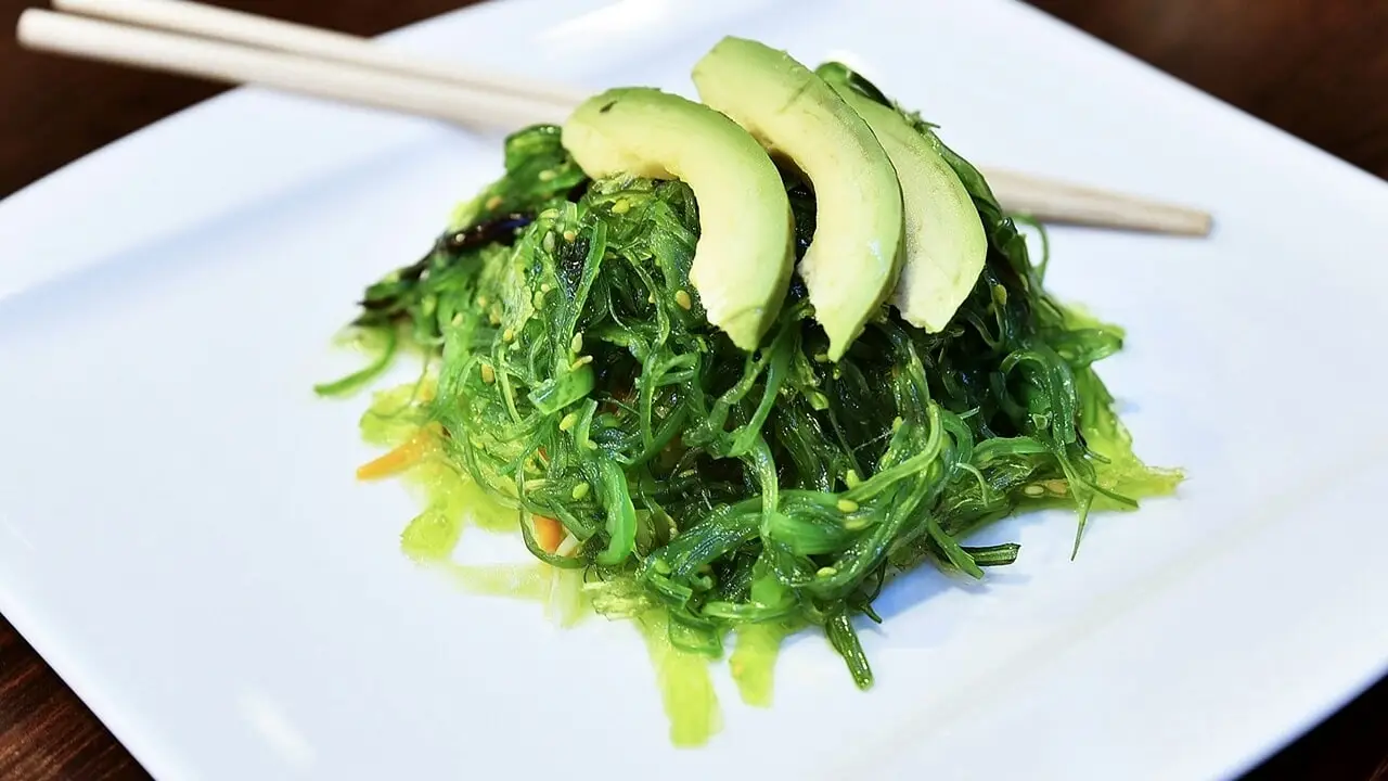 Abbinare alghe e verdure: idee per piatti leggeri e nutrienti in estate Abbinare alghe e verdure: idee per piatti leggeri e nutrienti in estate
