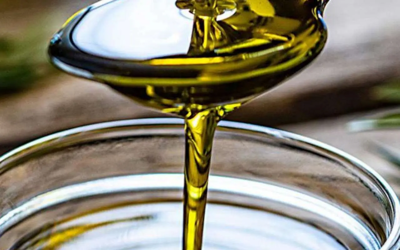 Il trucco del cucchiaio d’olio a digiuno: ecco a cosa serve Il trucco del cucchiaio d’olio a digiuno: ecco a cosa serve