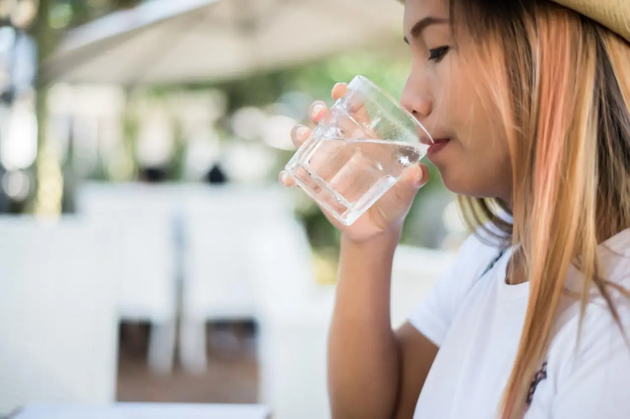 Idratazione quotidiana: quanta acqua bere davvero per mantenere l’equilibrio interno Idratazione quotidiana: quanta acqua bere davvero per mantenere l’equilibrio interno