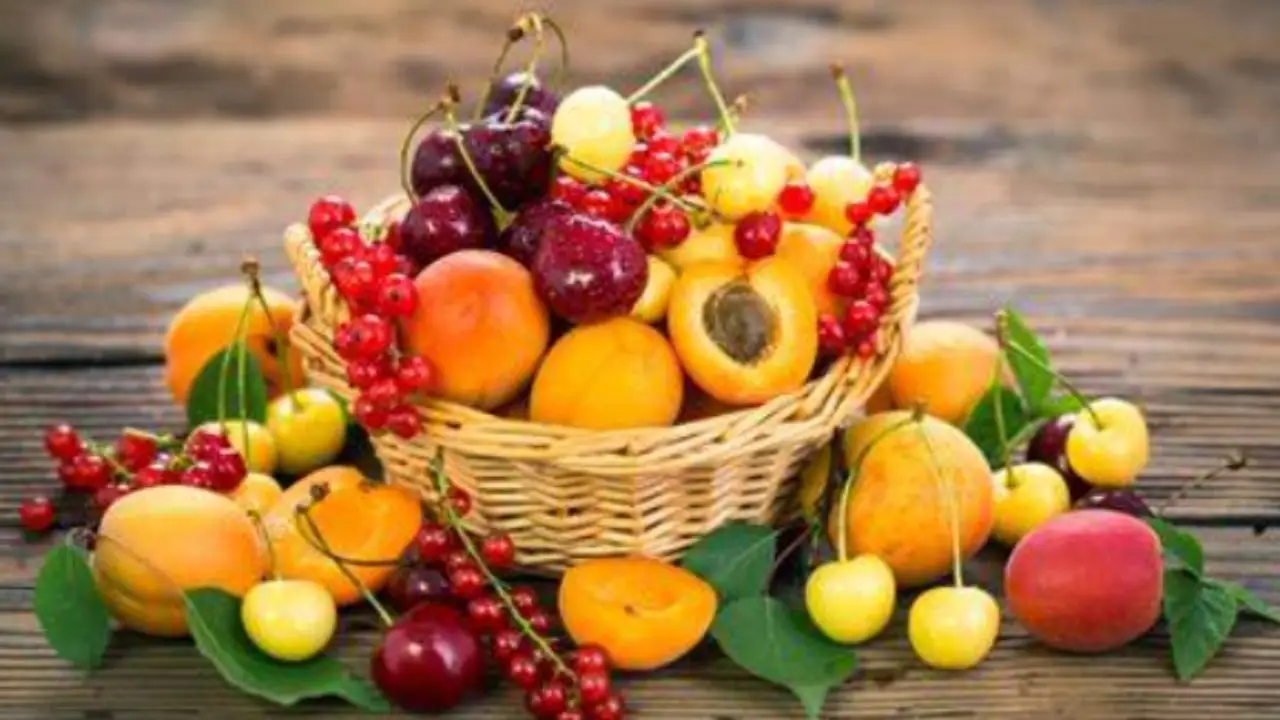 Frutta di stagione a giugno: quali scegliere per sostenere il sistema immunitario Frutta di stagione a giugno: quali scegliere per sostenere il sistema immunitario
