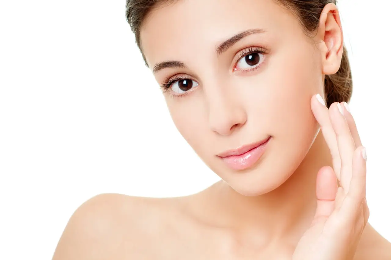 Come mantenere la pelle luminosa dopo i 50 anni: i consigli dei dermatologi Come mantenere la pelle luminosa dopo i 50 anni: i consigli dei dermatologi