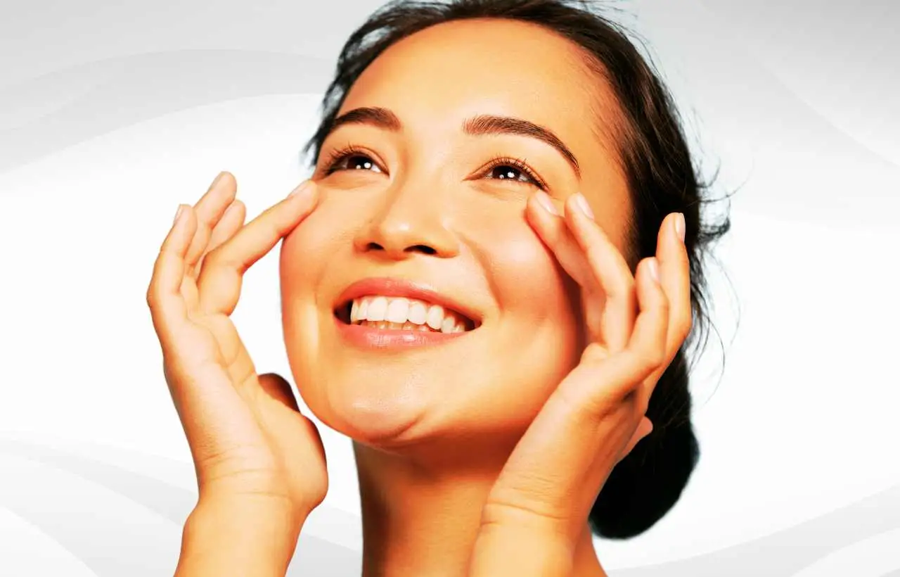 Come mantenere la pelle luminosa dopo i 50 anni: i consigli dei dermatologi Come mantenere la pelle luminosa dopo i 50 anni: i consigli dei dermatologi