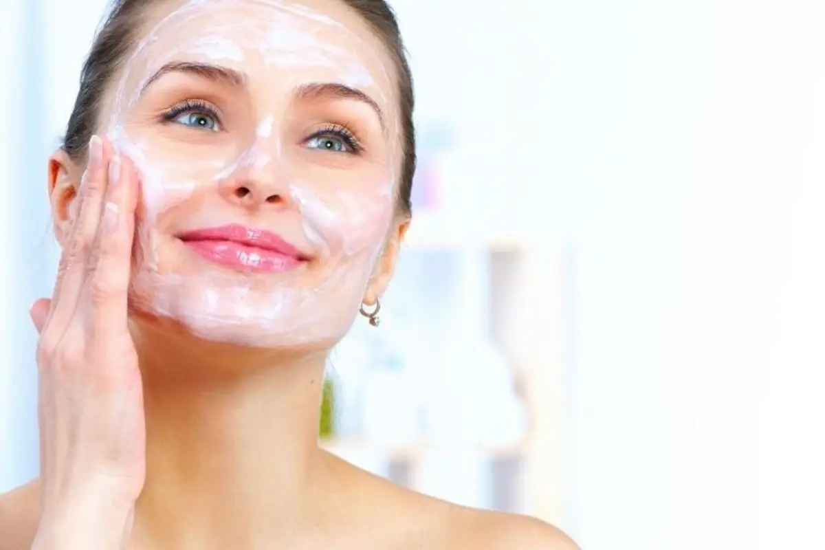 Come mantenere la pelle luminosa dopo i 50 anni: i consigli dei dermatologi Come mantenere la pelle luminosa dopo i 50 anni: i consigli dei dermatologi
