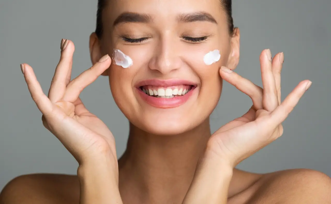 Come mantenere la pelle luminosa dopo i 50 anni: i consigli dei dermatologi Come mantenere la pelle luminosa dopo i 50 anni: i consigli dei dermatologi