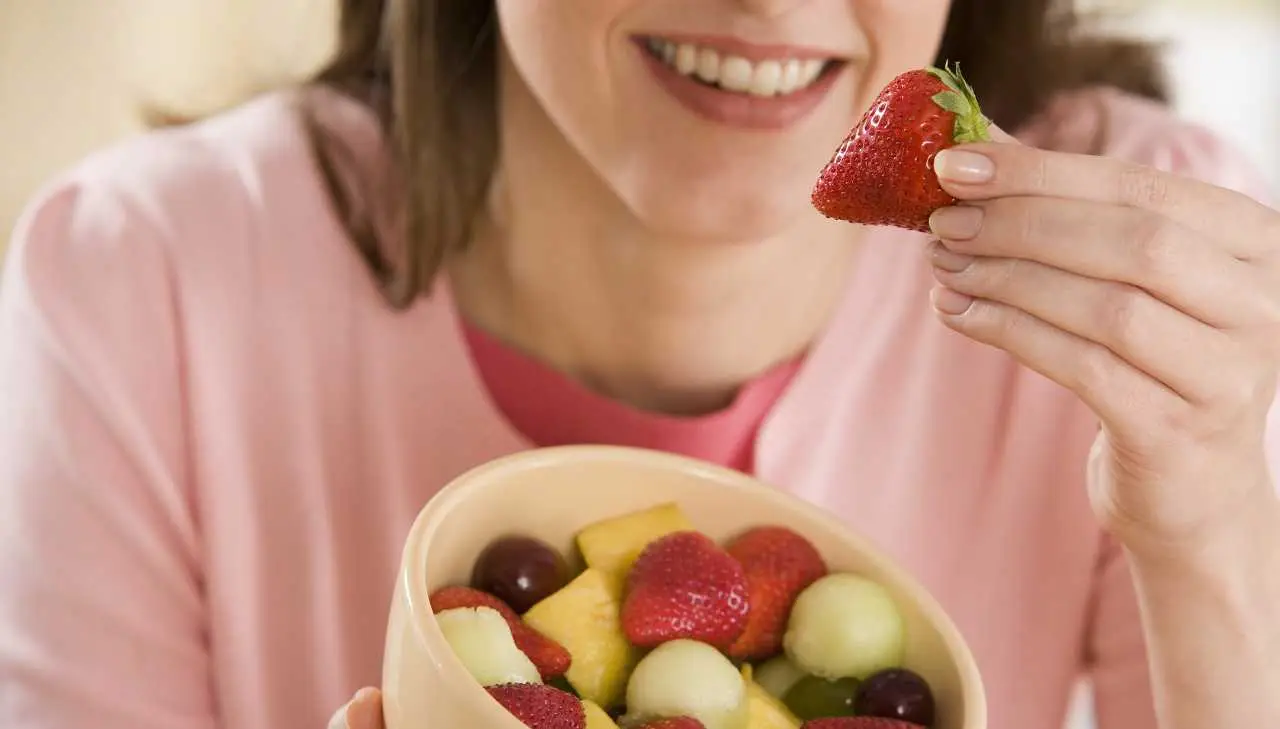 Frutta di stagione a giugno: quali scegliere per sostenere il sistema immunitario Frutta di stagione a giugno: quali scegliere per sostenere il sistema immunitario