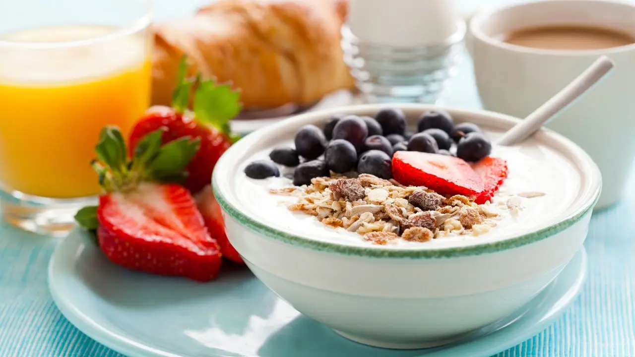 Colazione proteica per l’estate: 3 idee veloci e bilanciate consigliate dagli esperti Colazione proteica per l’estate: 3 idee veloci e bilanciate consigliate dagli esperti
