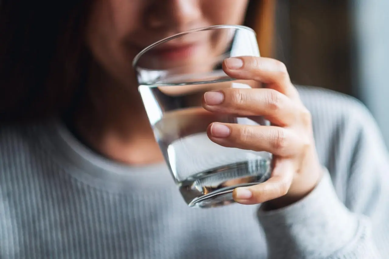 Come prevenire la ritenzione idrica a giugno: le 4 abitudini mattutine raccomandate dai nefrologi Come prevenire la ritenzione idrica a giugno: le 4 abitudini mattutine raccomandate dai nefrologi