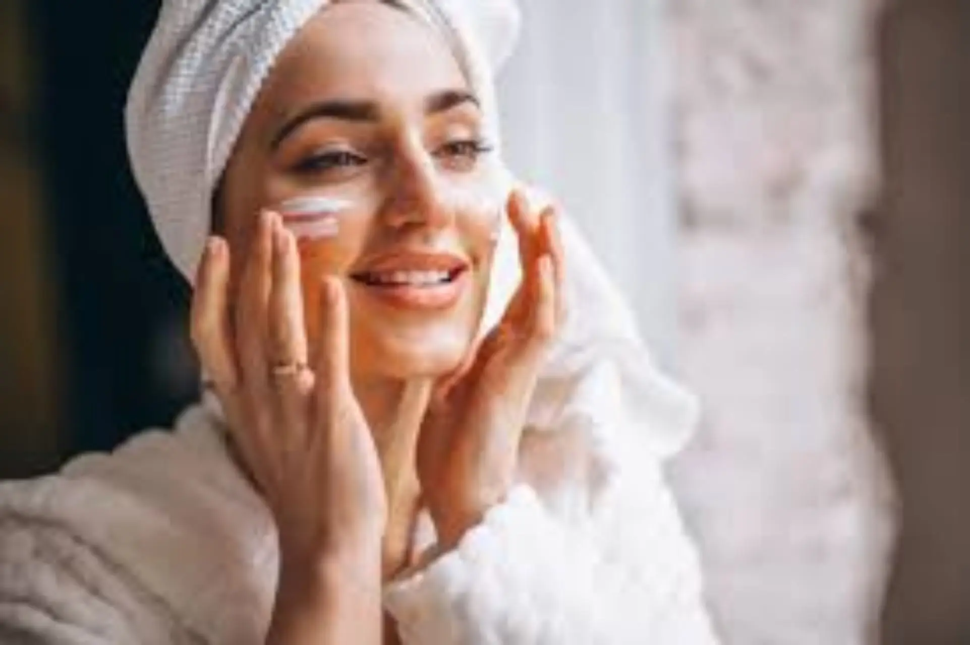 Il trucco per una pelle luminosa dopo i 50 anni: la routine serale consigliata dai dermatologi Il trucco per una pelle luminosa dopo i 50 anni: la routine serale consigliata dai dermatologi
