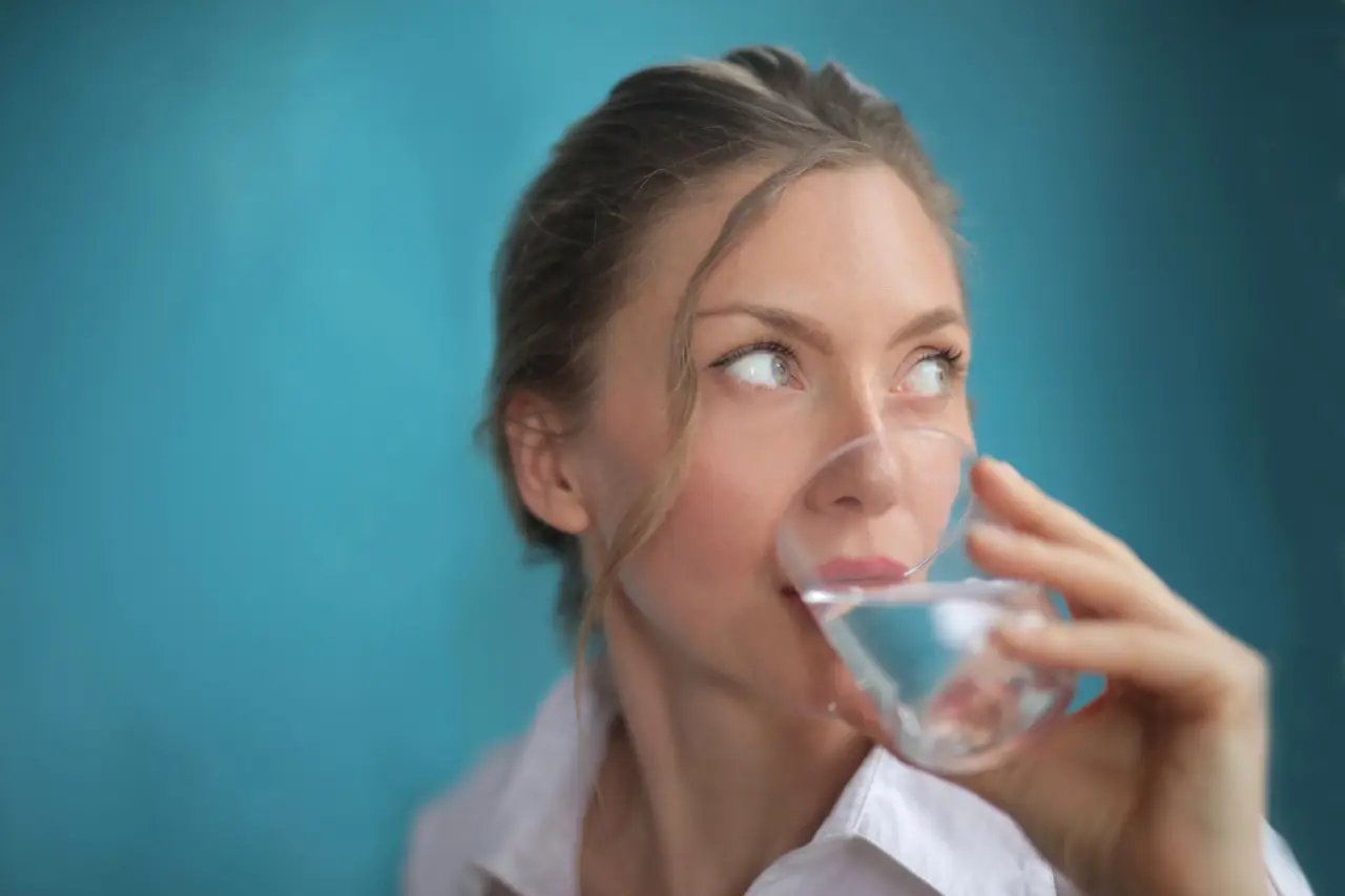Il trucco per una pelle luminosa dopo i 50 anni: la routine serale consigliata dai dermatologi Il trucco per una pelle luminosa dopo i 50 anni: la routine serale consigliata dai dermatologi