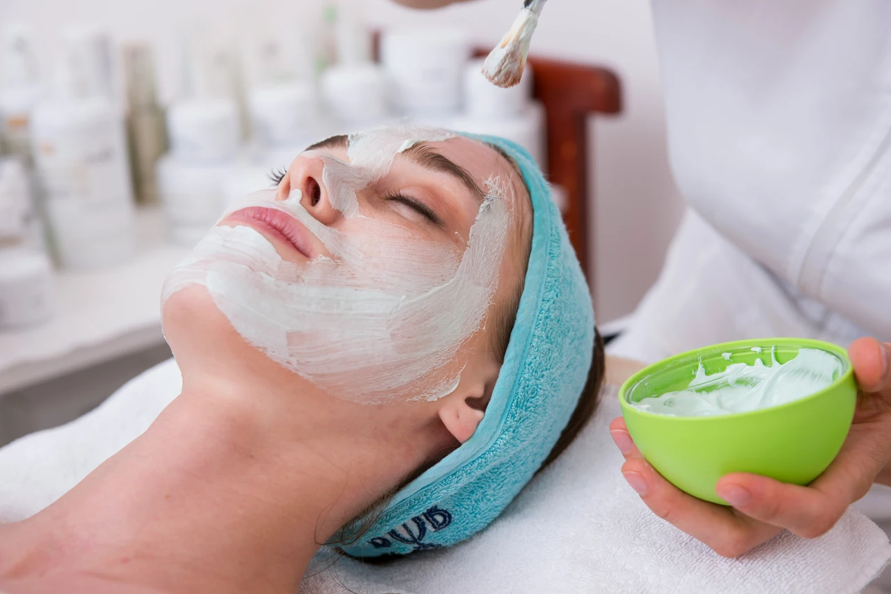 Il trucco per una pelle luminosa dopo i 50 anni: la routine serale consigliata dai dermatologi Il trucco per una pelle luminosa dopo i 50 anni: la routine serale consigliata dai dermatologi