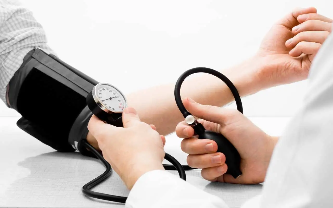 Come prevenire la pressione alta dopo i 50 anni: le strategie consigliate dai cardiologi italiani Come prevenire la pressione alta dopo i 50 anni: le strategie consigliate dai cardiologi italiani