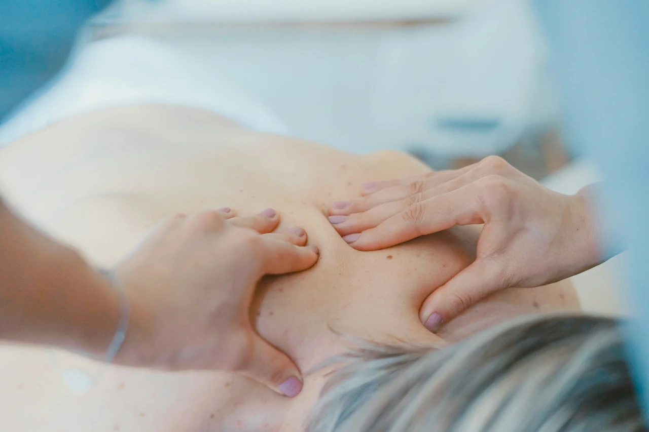 Routine serale per gambe leggere in estate: il massaggio drenante consigliato dai flebologi Routine serale per gambe leggere in estate: il massaggio drenante consigliato dai flebologi