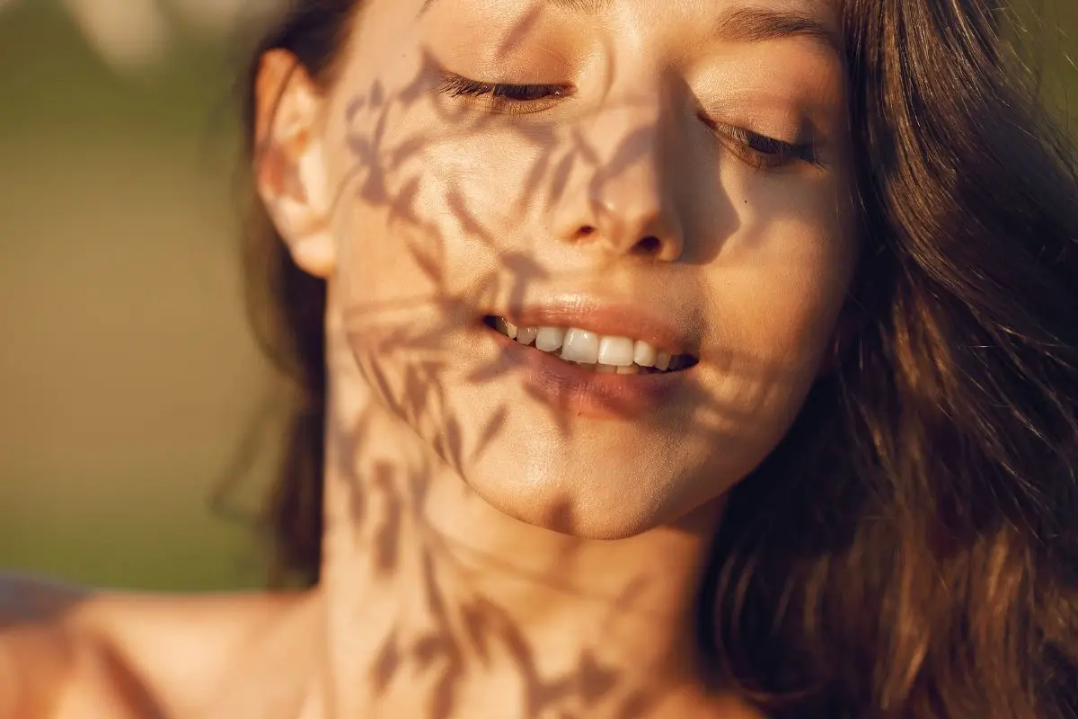 Il trucco per mantenere la pelle luminosa dopo i 50 anni: la routine serale dei dermatologi per l’estate Il trucco per mantenere la pelle luminosa dopo i 50 anni: la routine serale dei dermatologi per l’estate